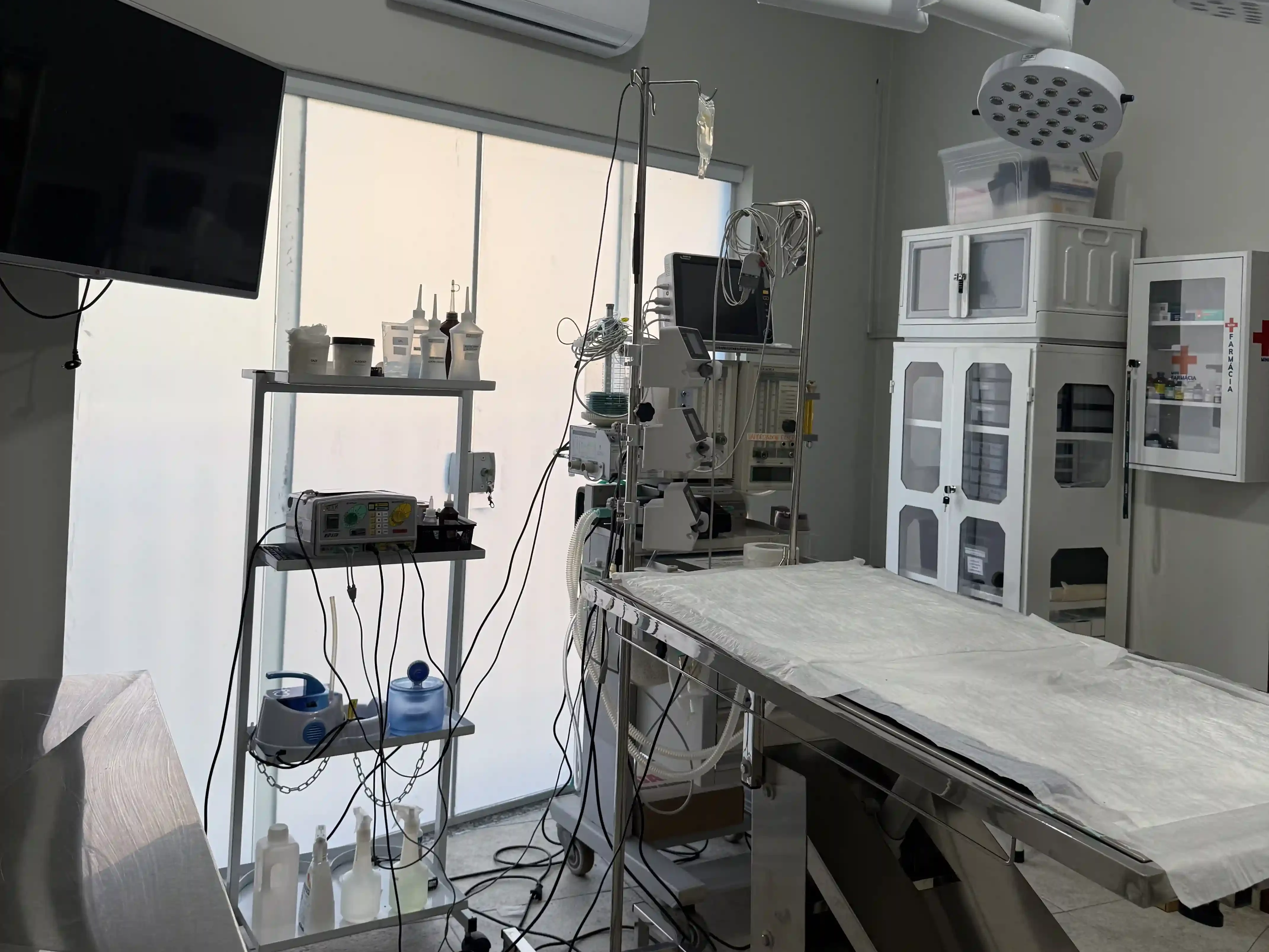 Centro cirúrgico equipado do Hospital Veterinário Fauna Pet