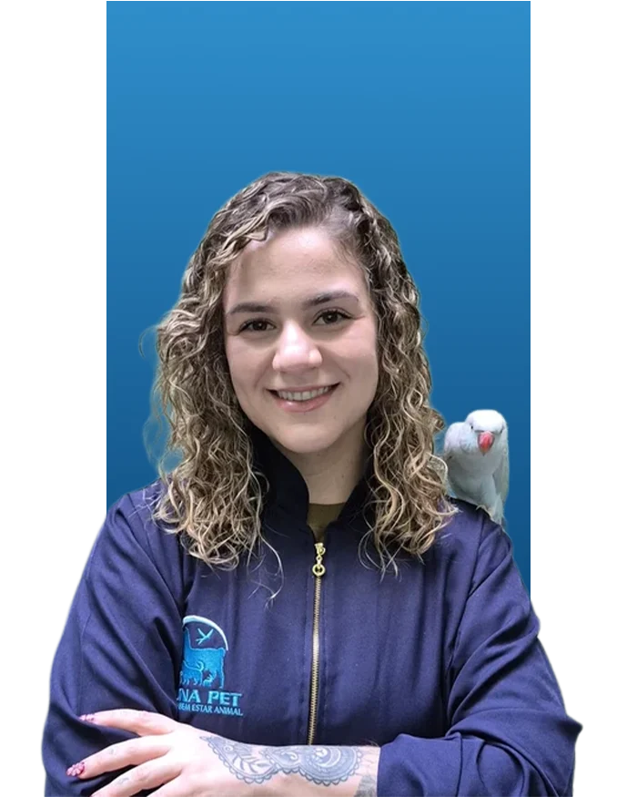 Veterinária da Fauna Pet com uma ave no ombro